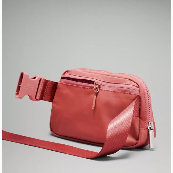 Lululemon everywhere belt bag in Briar Rose - Picture 2 of 4